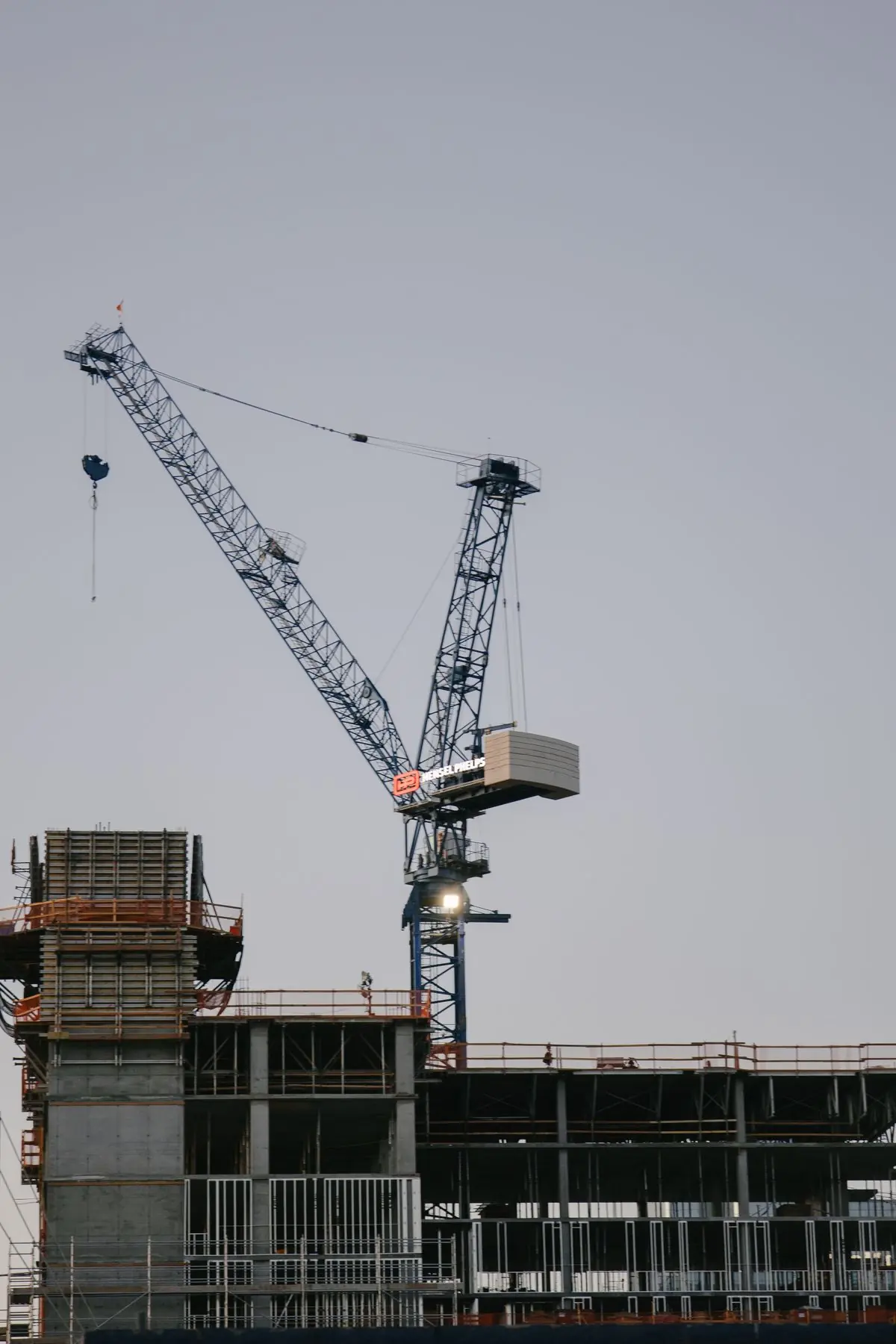 Grua sobre prédio em construção