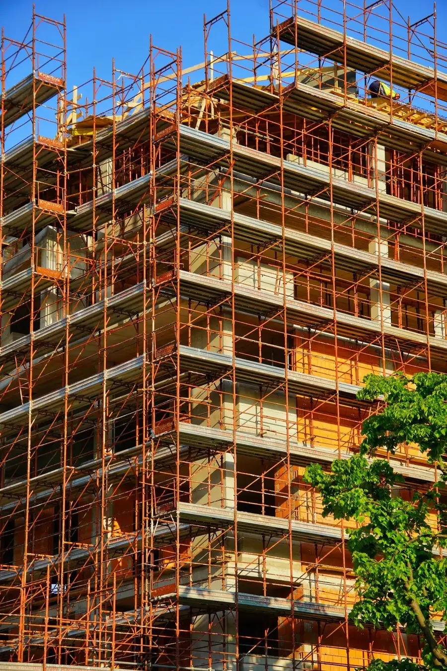 Prédio em construção envolto por andaimes