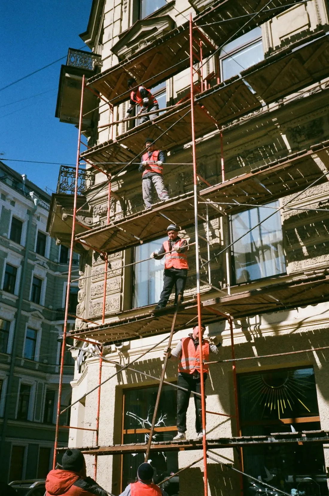 Trabalhadores em andaime durante reforma de fachada